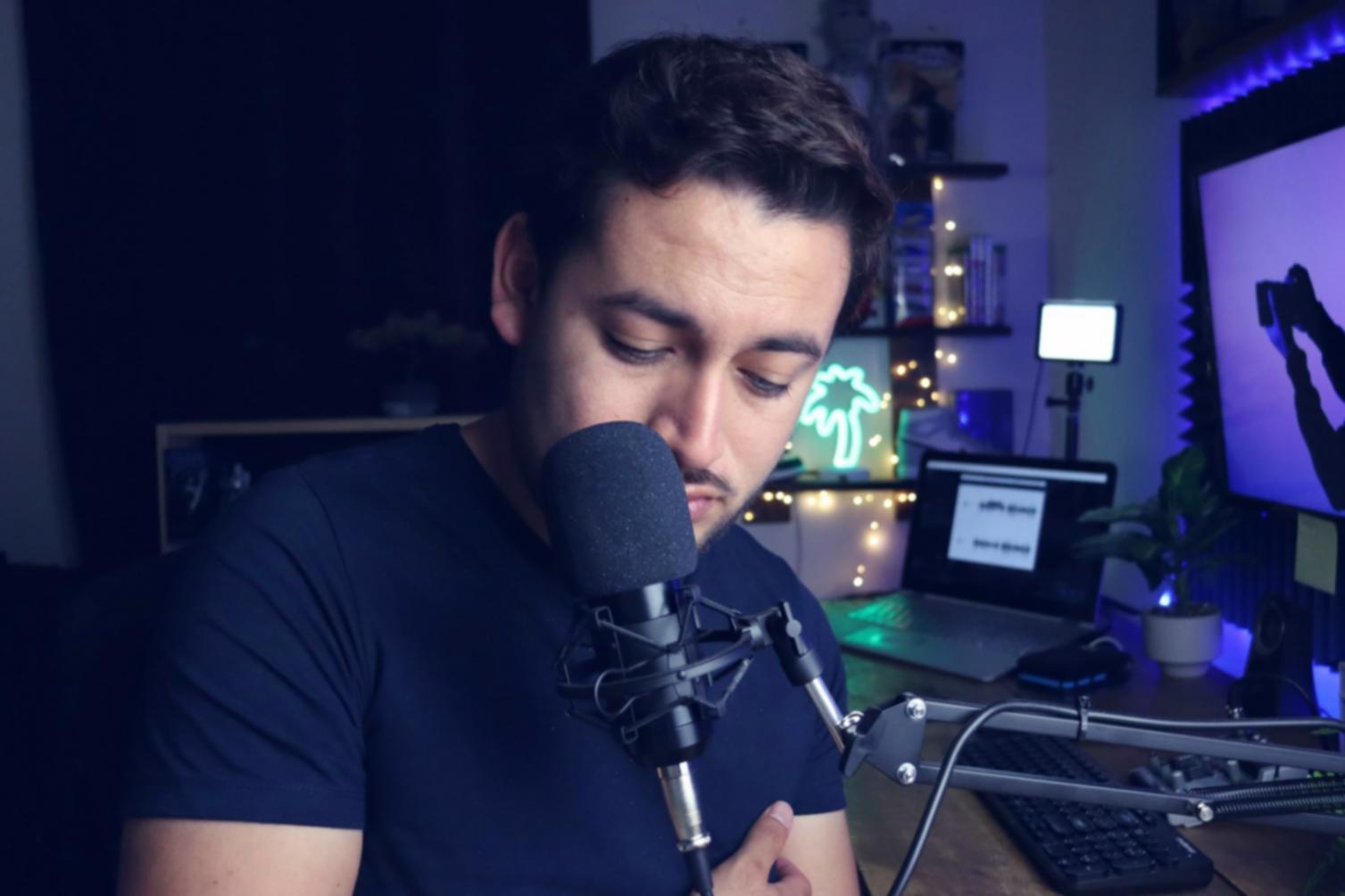 Estudiante participando en transmisión de esports en vivo