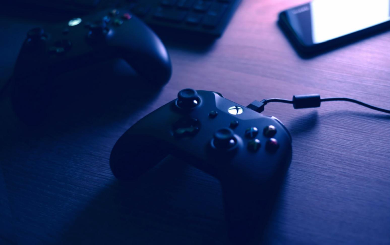Equipo de producción coordinando transmisión en vivo de torneo de esports